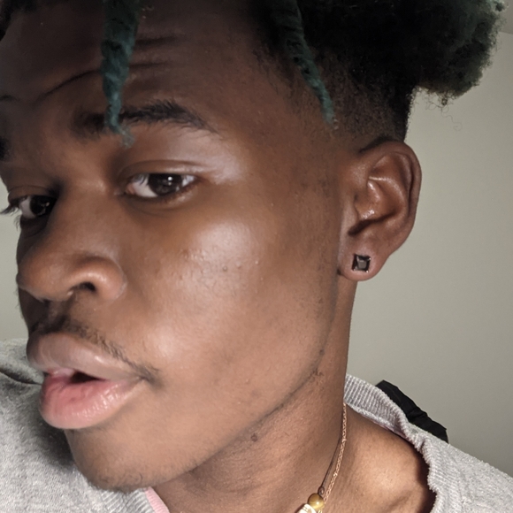 Square shaped 5mm black stud earrings - Picture 7 of 10